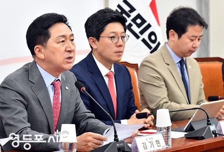 ▲김기현 대표(사진 왼쪽)가 25일 국회에서 열린 최고위원회 모두 발언에서 “선관위 전반에 걸친 대대적인 개혁과 특혜 채용 의혹자에 대한 철저한 수사 당국의 수사가 시급하다”라며 빠른 수사를 촉구하고 있다. Ⓒ영등포시대 