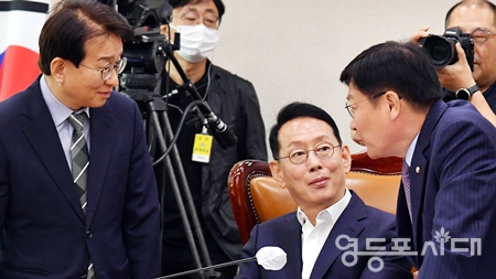 ▲25일 열린 국회 법제사법위원회에서 김도흡 위원장과 국민의힘 정점식, 민주당 권칠승 간사가 의사일정을 논의하고 있다. Ⓒ영등포시대