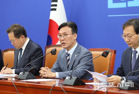 ▲민주당 김민석 정책위의장(사진 가운데)이 6월 1일 국회에서 열린 원내정책조정회의 모두발언에서 윤석열 정부의 안보, 대북정책, 민생대책, 대선 공약 파기 등에 대해 강하게 비판하고 있다.Ⓒ영등포시대