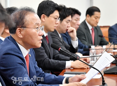 ▲윤재옥 원내대표(사진 왼쪽)가 “싱하이밍 대사와 중국 정부의 책임 있는 사과를 강력하게 촉구한다”라고 말하고 있다. Ⓒ박강열 기자