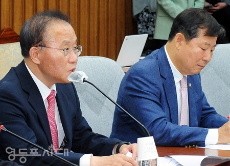 ▲국민의힘 윤재옥 원내대표(사진 왼쪽)가 6월 16일 국회에서 열린 원내대책회의 모두발언에서 “대법원은 노란봉투법을 판례로 뒷받침하면서 국회의 쟁점 법안을 임의로 입법화하는 결과를 빚었다”라고 비판하고 있다. Ⓒ영등포시대