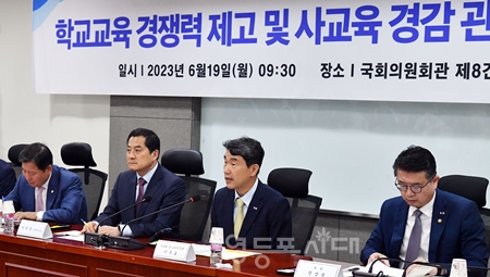 ▲이주호 부총리겸 교육부 장관(사진 오른쪽에서 두 번째)이 발언하고 있다./사진=박강열 기자 