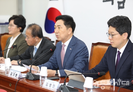 ▲국민의힘 김기현 대표(사진 오른쪽 에서 두 번째)가 6월 22일 국회에서 열린 최고위원회 모두 발언에서 “민주당이 조금이라도 혁신의 의지가 있다면 오늘 중으로 라도 만나서 불체포특권 포기 서약서에 함께 서명하자”라고 제안하고 있다. /사진 =박강열 기자