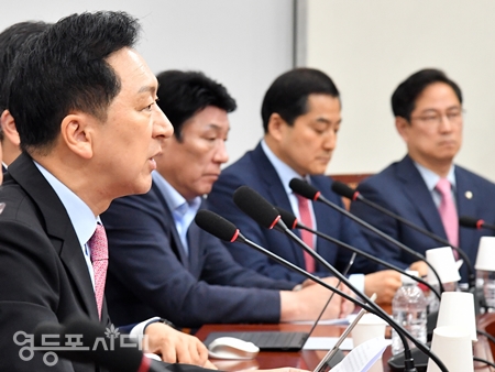 ▲국민의힘 김기현 대표가 6월 26일 국회에서 열린 최고위원회 모두 발언에서 “윤석열 대통령의 베트남 국빈 방문에 동행한 우리 경제사절단과 베트남 기업 간 무려 111건이라는 역대급 양해각서를 맺었다”라며 “매머드급 MOU 체결은 대통령 경제 외교의 성과다”라고 밝히고 있다. Ⓒ영등포시대