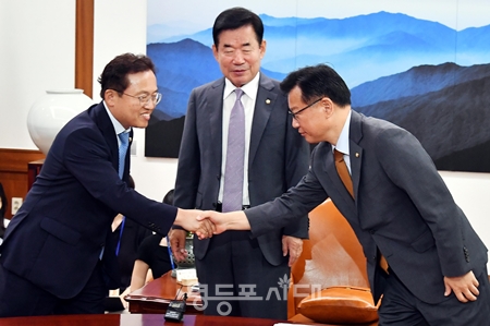 ▲7월 3일 열린 국회의장실에서 열린 여야 2+2 선거제 개편 협의체 발족에 앞서 이양수 국민의힘 원내수석부대표(오른쪽)와 송기헌 민주당 원내수석부대표(왼쪽)가 김진표 국회의장을 가운데 두고 인사를 나누고 있다. Ⓒ영등포시대