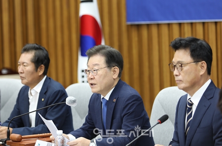 ▲이재명 대표(사진 가운데)가 7월 5일 국회에서 열린 확대간부회의 모두 발언에서 “국회 오염수 청문회도 반드시 열겠다”라며 “내일을 살아갈 우리 미래 세대에게 오염된 바다를 물려줄 수는 없다는 각오로 임하겠다”라고 강조하고 있다. Ⓒ영등포시대