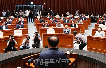 ▲윤재옥 원내대표가 7월 5일 국회에서 열린 긴급 의총 인사말에서 “우리 국민의 수산물 먹거리와 해역 안전에 대해서도 철저하게 관리하고 관련 자료를 국민께 공유해 국민의 걱정을 덜어드려야 할 것이다”라고 강조하고 있다. Ⓒ영등포시대 