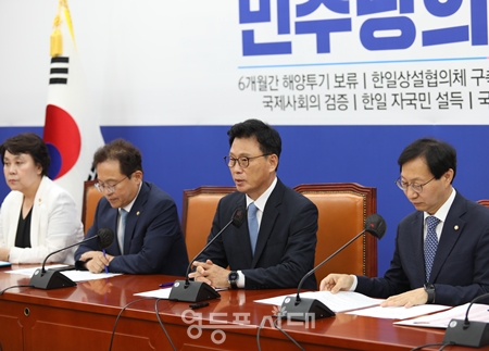 ▲박광온 원내대표가 6일 국회에서 열린 정책조정회의 모두 발언에서 “민주당은 오늘 저녁 일곱 시부터 내일까지 17시간 동안 우리 당 국회의원이 모두 참석하는 후쿠시마 핵물질 오염수 해양 투기를 저지하기 위한 비상 행동에 돌입한다”라고 밝히고 있다. Ⓒ영등포시대 