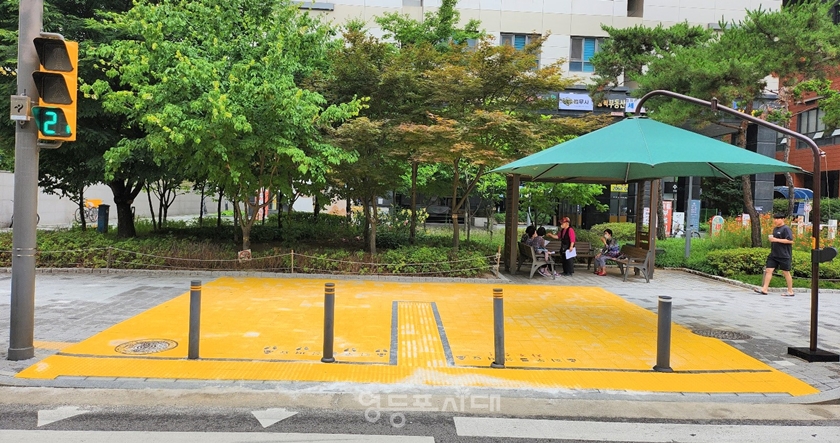  ▲ 당서초등학교 옐로카펫 설치 모습/이미지=영등포구 제공 