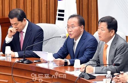 ▲윤재옥 원내대표(사진 가운데)가 7일 국회에서 열린 원내대책회의 모두 발언에서 “앞으로 일본 측과 실데이터를 실시간으로 공유하고 IAEA 후쿠시마 현지 사무소에 우리 인력이 상주하는 방안도 검토해 나가야 할 것이다”라고 밝히고 있다. Ⓒ영등포시대