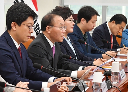 ▲윤재옥 원내대표(사진 왼쪽에서 두 번째)가 “민주당 지금의 태도는 수권 정당이길 포기한 것과 다름없다”라고 비판하고 있다. Ⓒ영등포시대 