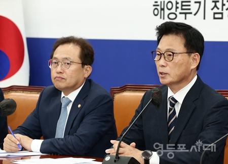 ▲민주당 박광온 원내대표(사진 오른쪽)가 7월 11일 국회에서 열린 원내대책회 모두발언에서 “한일 정상회담을 앞두고 국민 안전을 위한 3대 조치”를 제안하고 있다.