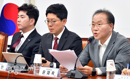 ▲윤재옥 원내대표(사진 오른쪽)가 7월 12일 국회에서 열린 최고위원회 모두 발언에서 “만약 국정조사가 필요하다면 그 대상은 윤석열 정부가 아니라 문재인 정부가 되어야 할 것이다”라고 주장하고 있다.