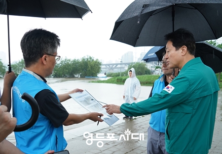 ▲오세훈 서울시장(사진 오른쪽)이 16일, 뚝섬한강공원 수변무대 일대 침수 피해상황을 점검하고 있다/이미지=서울시 제공