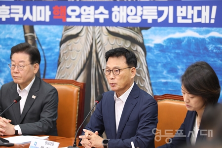 ▲박광온 원내대표(가운데)가 “일단 수해 대응에 총력을 다하겠다”라면서도 “앞으로 국회에서 발언의 경위를 확인하고 책임을 묻는 것을 잊지 않겠다”라고 말하고 있다. Ⓒ영등포시대