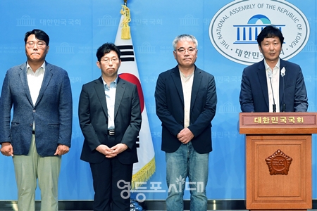 ▲박종현 정의당 신당 추진 사업단장(사진 오른쪽)은 7월 17일 국회 소통관에서 기자회견을 열고 “기득권 양당정치를 부수고 다당제 연합정치로의 정치교체를 열망하는 모든 정당과 정치세력, 시민들의 힘을 모아가겠다”라고 밝히고 있다. Ⓒ영등포시대