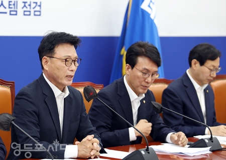 ▲박광온 원내대표(사진 왼쪽)가 17일 국회에서 열린 원내대책회의 모두 발언에서 민주당의 선거제도 개혁 세 가지를 밝히고 있다. Ⓒ영등포시대