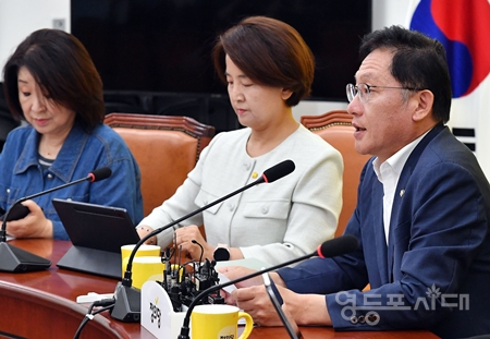 ▲배진교 원내대표(사진 오른쪽)가 18일 국회에서 열린 의원총회 모두 발언에서 “폭우 피해 유가족과 피해 시민들에 대해 합당하고 책임 있는 배·보상에 적극 나서야 한다”라고 밝히고 있다. Ⓒ영등포시대