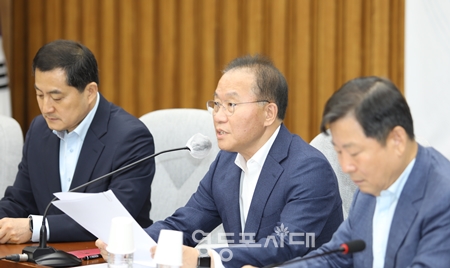 ▲윤재옥 국민의힘 원내대표(사진 가운데)가 7월 19일 “수해복구를 최우선 과제로 삶겠다”라고 밝히고 있다.