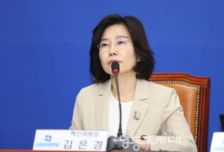 ▲김은경 혁신위원장이 “오늘 김은경 혁신위의 첫 번째 제안은 민주당이 책임을 지는 정당이 되기 위한, 그야말로 최소한의 내용을 담는다”라며 혁신안을 발표하고 있다. Ⓒ박강열 기자