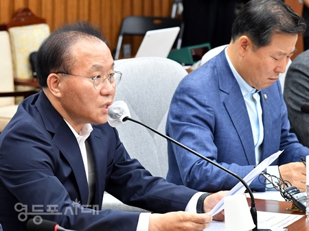 ▲윤재옥 원내대표(사진 왼쪽)가 21일 국회에서 열린 원내대책회의 모두 발언에서 “결국 이 교사의 극단적 선택을 둘러싸고 인터넷에서 떠돌던 소문은 대부분 거짓으로 드러났고, 인터넷 맘카페의 이 소문의 진원지가 된 글을 쓴 사람도 사실이 아니라며 글을 삭제했다”라고 밝히고 있다. Ⓒ영등포시대