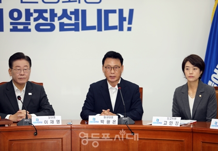 ▲박광온 원내대표(사진 가운데)가 “민주당은 8월에도 민생 위기에 대응할 수 있도록 정무위원회와 기재위원회, 농해수위원회 등 유관 상임위원회를 가동하도록 하겠다”라고 밝히고 있다. Ⓒ영등포시대 