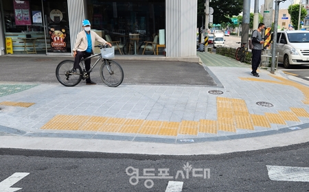 ▲신길종합사회복지관 일대의 베리어프리 거리(점자블록을 설치하고 횡단보도 턱을 낮췄다)/이미지=영등포구 제공