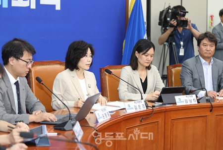 ▲김은경 민주당 혁신위원장(사진 왼쪽에서 두번째)이 7월 21일 국회에서 첫 번째 혁신안을 발표하고 있다.ⓒ영등포시대