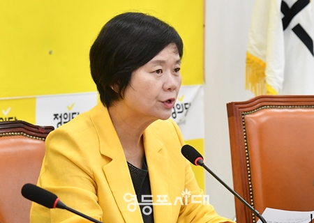 ▲이정미 정의당 대표가 7월 27일 국회에서 제73차 상무집행위원회의 모두 발언에서 “26일, 원희룡 장관의 뻔뻔한 답변, 이런 식이라면 국정조사는 불가피하다”라고 강조하고 있다. Ⓒ영등포시대