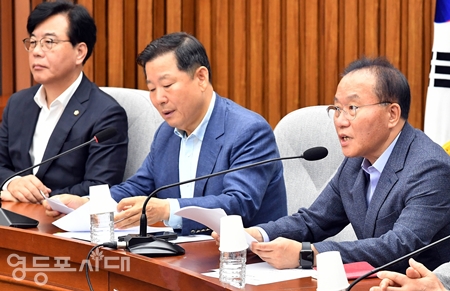 ▲윤재옥 원내대표가 8월 4일 국회에서 열린 원내대책회의 모두 발언에서 “정치권에서 새만금 잼버리 현장의 열악한 환경을 우려해 비판의 목소리를 낼 수는 있으나 무리한 주장으로 불안과 혼란을 부추기는 일은 없어야 한다”라고 밝히고 있다.  Ⓒ영등포시대