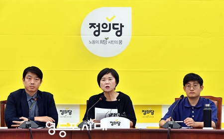 ▲이정미 대표(사진 가운데)가 8월 7일 국회에서 열린 상무집행위원회 모두 발언에서 “이번 새만금 세계 잼버리 대회는 ‘국가를 초월해 국제이해와 우애를 다진다’는 행사 본래의 의미를 상실했다”라고 비판하고 있다. Ⓒ영등포시대