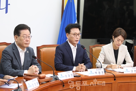 ▲박광온 원내대표(사진 가운데)가 “박정훈 전 단장을 공익제보자로 지정해야 한다. 권력 남용이 국가 시스템을 무너뜨리는 일을 결코 묵과할 수 없다”라며 “특검을 추진하겠다”라고 밝히고 있다.  Ⓒ영등포시대