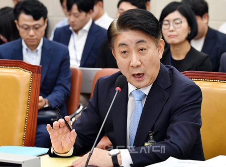 ▲국회 과학기술정보방송통신위원회가 8월 18일 국회에서 개최하고 있는 방송통신위원장 후보자에 대한 인사청문회에 참석한 이동관 후보가 민주당 의원들의 질문에 답변하고 있다. Ⓒ영등포시대