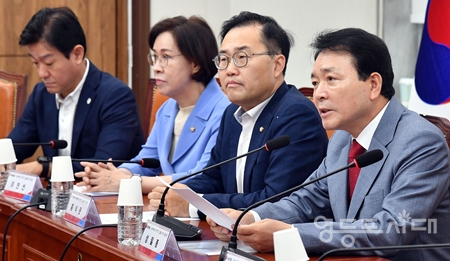 ▲성일종 국민의힘 ‘우리 바다 지키기 검증 TF’ 위원장(사진 오른쪽)이 23일 국회에서 열린 ‘우리 바다 지키기 검증 TF 긴급회의’에서 “오염 처리수에 대한 거부감 등을 고려해 윤석열 정부도 문재인 정부의 기조를 승계해온 것이다”라고 밝히고 있다. Ⓒ영등포시대