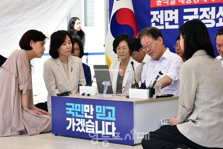 ▲김은경 전 혁신위원장(사진 왼쪽에서 두 번째“이 9월 7일 서복경, 김남희 전 혁신위원과 함께 이재명 대표 단신 농성장을 찾아 “어둠은 빛을 이기지 못한다”라며 울먹이고 있다. Ⓒ영등포시대 