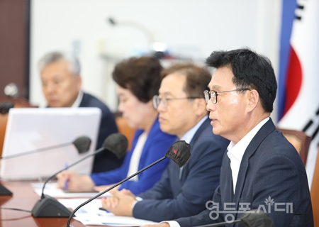 ▲박광온 원내대표(사진 오른쪽)가 9월 12일 국회에서 열린 원내대책회의 모두 발언에서 “제1야당 (이재명) 대표에게 특별한 대우를 하라는 것이 아니다”라며 “국민의 법 감정과 상식의 선에서 수사하고 조사를 조속히 매듭짓기를 강력히 촉구한다”라고 말하고 있다. Ⓒ영등포시대