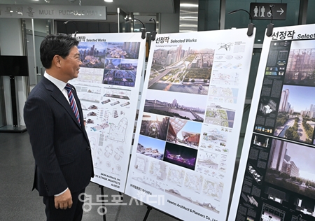 ▲ 8일 ‘여의도 제2세종문화회관 디자인공모 포럼’에 참석하여 최종 선정작 5개 작품을 확인하는 도문열 도시계획균형위원장/임지=서울시의회 제공