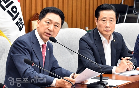 ▲김기현 국민의힘 대표(사진 왼쪽)가 9월 13일 국회에서 열린 교권 회복과 강화를 위한 국민의힘-교원단체 간담회에 참석해 “교권 보호 4법의 통과를 위해 노력하고 있다”라고 강조하고 있다. Ⓒ영등포시대