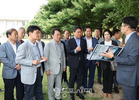 ▲ 도문열 위원장이 9월 12일 현장을 방문해 국회의사당 주변 고도 제한 기준 의견을 제시하고 있다. (앞줄 왼쪽에서 세 번째)