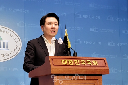 ▲정의당 이재량 대변인이 9월 15일 오후 국회 소통관에서 갖은 브리핑에서 “검찰이 언론 보도를 문제 삼아 복수의 언론사와 기자들을 동시다발로 압수 수색한 것은 전례가 없는 일이다”라고 강하게 비판하고 있다. ⓒ영등포시대 