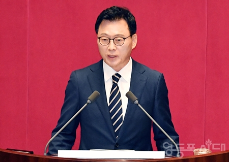 ▲박광온 민주당 원내대표가 9월 18일 오전 국회 본회의장에서 갖은 제410회 국회(정기회) 교섭단체대표연설에서 “법이든 정치든 지나침은 화를 부른다”라며 “윤석열 정권 출범 1년 반 동안 국민 여러분의 삶을, 고통을 제대로 살펴 드리지 못한 것이 부끄럽다”라고 밝히고 있다. Ⓒ영등포시대