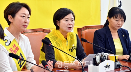 ▲이정미 정의당 대표(사진 가운데)가 9월 18일 국회에서 열린 상무집행위원회 모두 발언에서 국민의힘 강서구청장 후보로 김태우 전 강서구청장을 결정한 것에 대해 “부끄러움조차 잃어버린 국민의힘에는 매서운 민심의 심판만 기다릴 뿐이다”라고 비판하고 있다. Ⓒ영등포시대