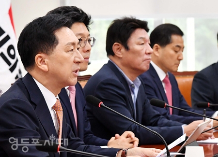 ▲국민의힘 김기현 대표(사진 왼쪽)가 9월 25일 국회에서 열린 최고위원회 모두 발언에서 “자신의 개인적 토착 비리 혐의 때문에 민생이 내팽개치고 민의의 전당인 국회가 마비되는 오늘의 현상이 하루속히 시정될 수 있도록 협조해 달라”라고 밝히고 있다. Ⓒ영등포시대