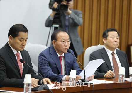 ▲윤재옥 원내대표(사진 가운데)가 10일 아침 국회에서 열린 국정감사 대책회의 모두 발언에서 “김행 장관의 인사청문회는 민주당이 단독으로 차수를 변경한 의사일정은 원천무효기 때문에 5일 자정에 청문회는 종료되었다”라고 주장하고 있다. Ⓒ영등포시대