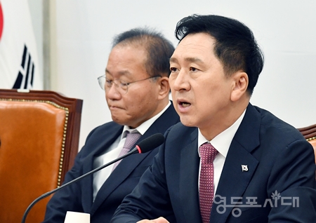 ▲국민의힘 김기현 대표(사진 오른쪽)는 10월 12일 국회에서 열린 최고위원회 모두 발언에서 “강서구청장 보궐선거 결과를 존중하고 겸허하게 받아들여 성찰하면서 더욱 분골쇄신하겠다”라고 밝혔다.Ⓒ영등포시대