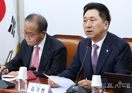 ▲김기현 대표(사진 오른쪽)가 19일 국회에서 열린 최고위원회의 모두 발언에서 “민심과 괴리되지 않도록 당이 민심 전달의 주도적 역할을 수행할 것이다”라고 밝히고 있다. Ⓒ영등포시대