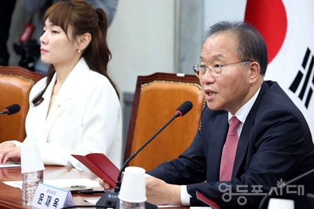 ▲윤재옥 원내대표(사진 오른쪽)가 “의대 정원 증원의 구체적인 규모는 추후 밝히기로 했다. 또한 의대 입시에서 지역인재 선발도 더 늘리는 것을 검토하기로 했다”라고 말하고 있다. Ⓒ영등포시대