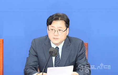 ▲홍익표 민주당 원내대표가 “본회의장이든 상임위 회의장이든 손팻말을 들고 들어가지 않기로 여야 원내대표가 합의했다”라고 밝히고 있다. Ⓒ영등포시대 