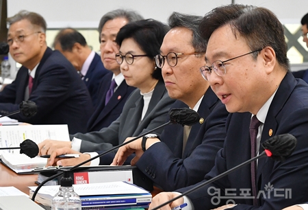 ▲조규홍 보건복지부 장관(사진 오른쪽)이 25일 국회에서 열린 보건복지부 국정감사에서 의원들의 질의에 답 하고 있다. Ⓒ영등포시대