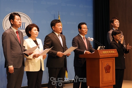 ▲민주당 이태원참사특별위원회‧국회 법제사법위원회 위원 일동은 10월 26일 국회 소통관에서 기자회견을 열고 정부 여당을 향해 “이태원 참사 진상규명 특별법 제정에 적극 협조하라”라고 촉구하고 있다. Ⓒ영등포시대 